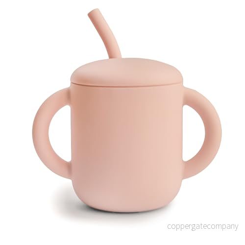 Mushie Träningsmugg Med Sugrör i Silikon Rekommenderad ålder: Från 6 månader Rymmer: Ca 175 ml Spillsäkra och halkfria handtag Material: 100% Livsmedelsgodkänd (Blush) 810052464480