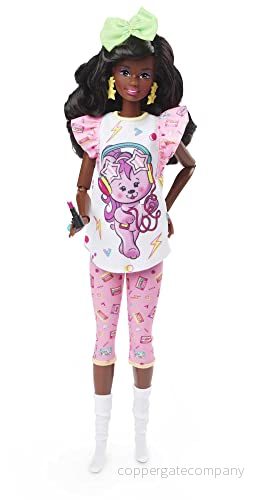 Barbie docka, lockigt svart hår, 80 talsinspirerat pyjamasparty, Rewind serien, nostalgiska samlarobjekt och presenter, kläder accessoarer, HJX19 194735097357