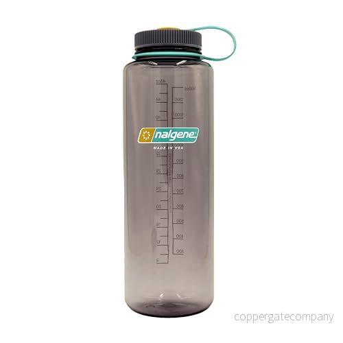 Nalgene Sustain Tritan BPA fri vattenflaska tillverkad med material som härrör från 50% plastavfall, 1 360 ml, bred öppning, aubergine 661195204484